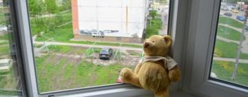 В Одессе из окна восьмого этажа выпал малыш: правоохранители расследуют обстоятельства происшествия